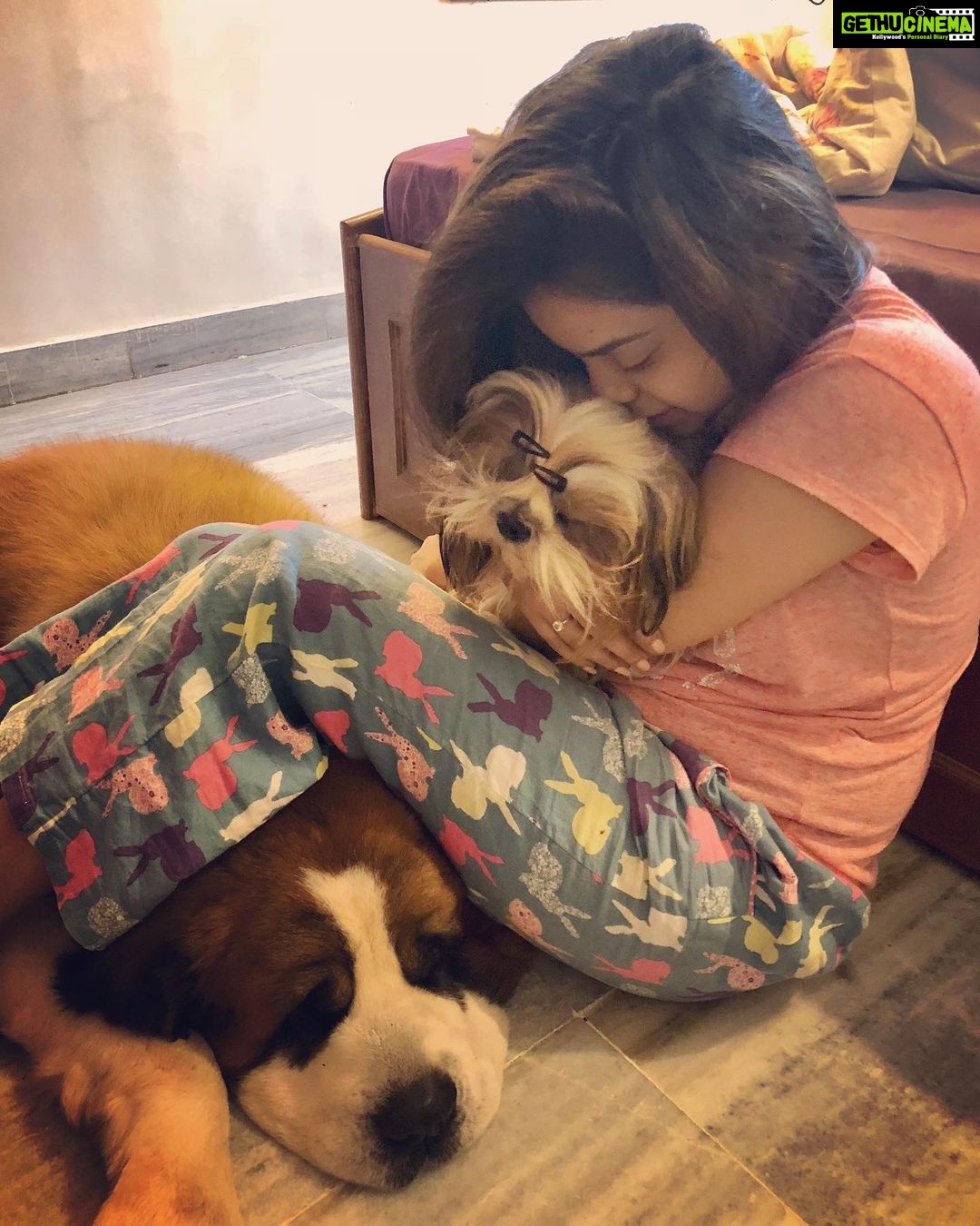Sumona Chakravarti Instagram - Lazy Sundays used to be like this... . Miss u big boy🌸 Rooney 🤍
