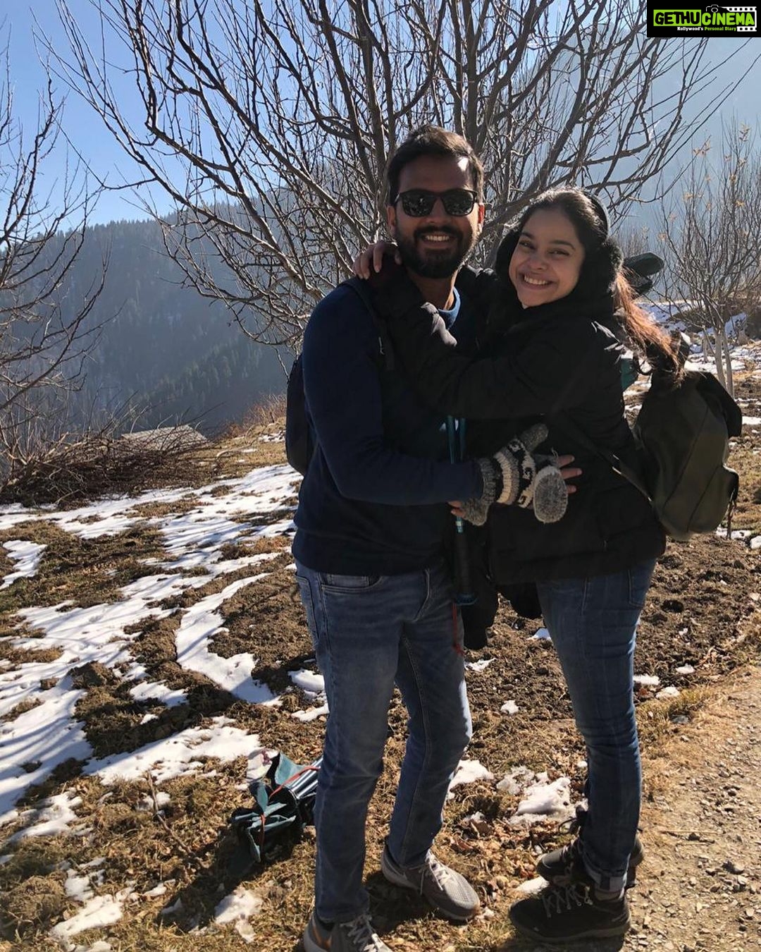 Sumona Chakravarti Instagram - Notice the effort people make to stay in your life 🍭 ~ I love you two very much ❤️✨ @nehakhurana5 & @dushysing . . #Happy2021 #2021Goals #myvibe #mytribe #vacaymode #myfriendsarebetterthanyours #mountainlovers