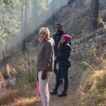 Sumona Chakravarti Instagram - Notice the effort people make to stay in your life 🍭 ~ I love you two very much ❤️✨ @nehakhurana5 & @dushysing . . #Happy2021 #2021Goals #myvibe #mytribe #vacaymode #myfriendsarebetterthanyours #mountainlovers