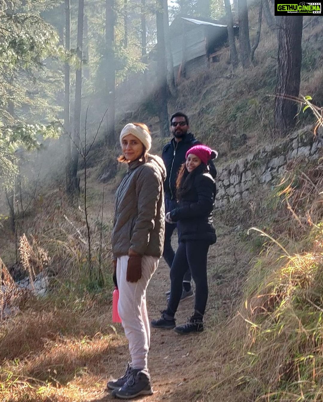 Sumona Chakravarti Instagram - Notice the effort people make to stay in your life 🍭 ~ I love you two very much ❤️✨ @nehakhurana5 & @dushysing . . #Happy2021 #2021Goals #myvibe #mytribe #vacaymode #myfriendsarebetterthanyours #mountainlovers