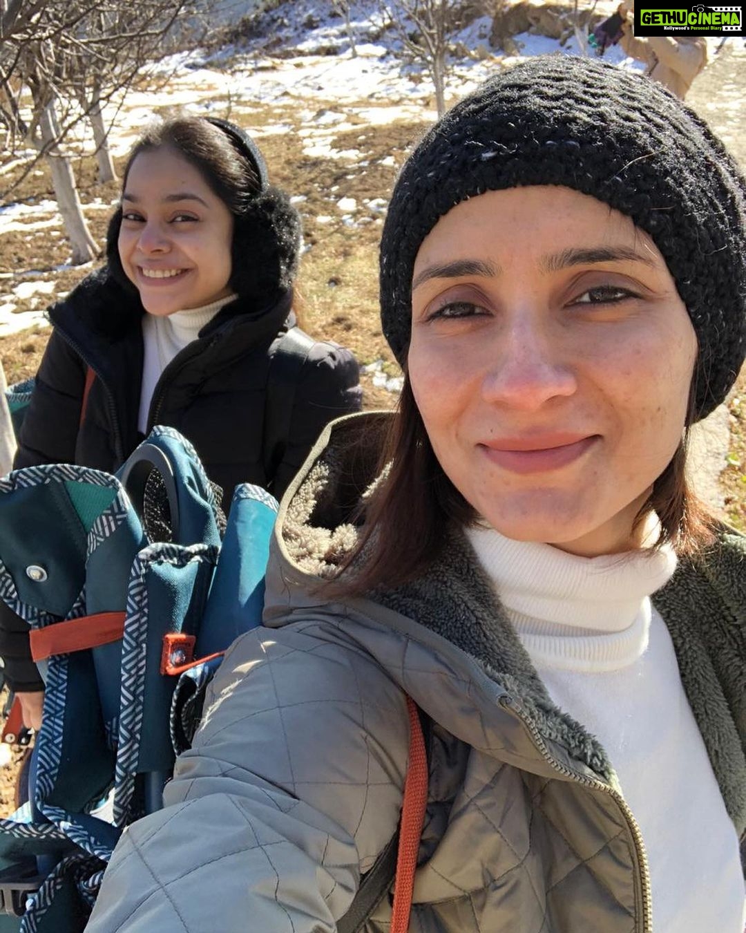 Sumona Chakravarti Instagram - Notice the effort people make to stay in your life 🍭 ~ I love you two very much ❤️✨ @nehakhurana5 & @dushysing . . #Happy2021 #2021Goals #myvibe #mytribe #vacaymode #myfriendsarebetterthanyours #mountainlovers