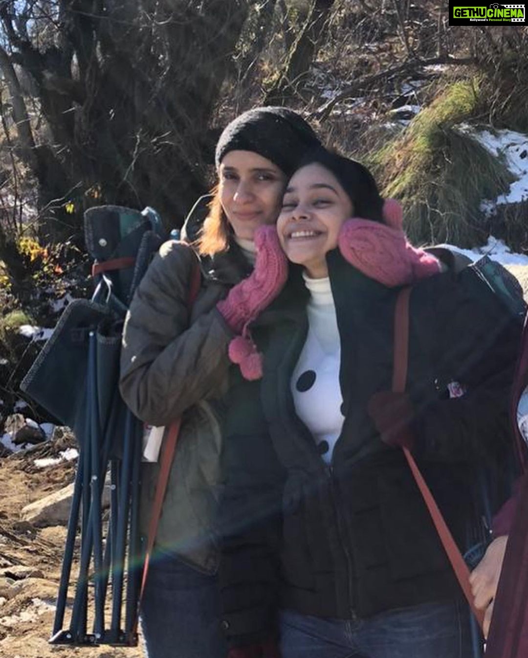 Sumona Chakravarti Instagram - Notice the effort people make to stay in your life 🍭 ~ I love you two very much ❤️✨ @nehakhurana5 & @dushysing . . #Happy2021 #2021Goals #myvibe #mytribe #vacaymode #myfriendsarebetterthanyours #mountainlovers