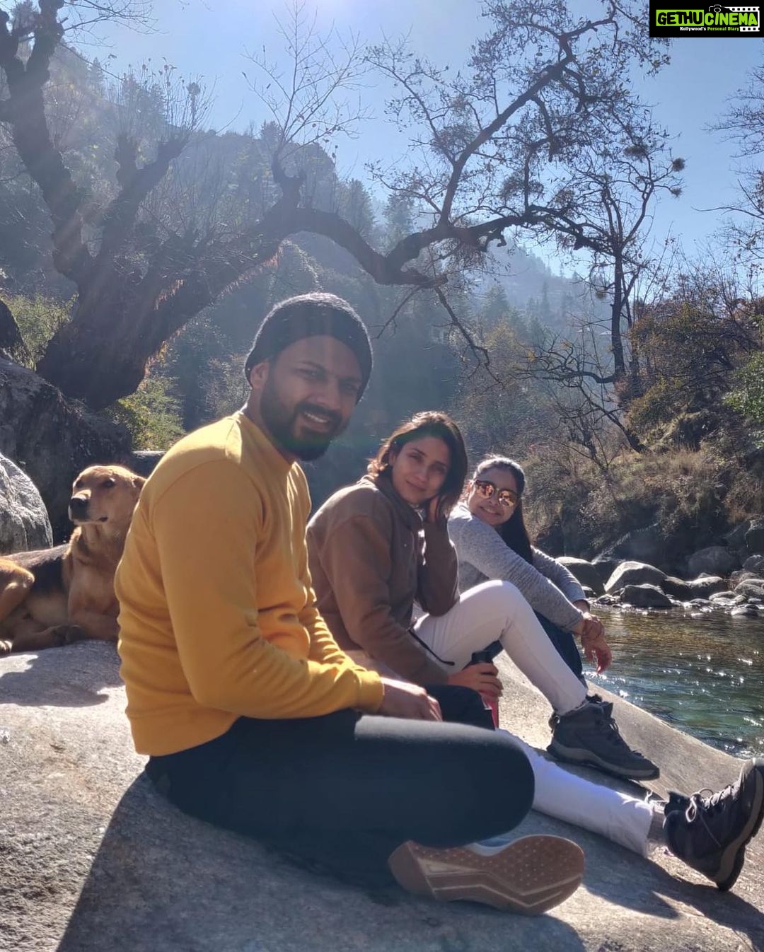 Sumona Chakravarti Instagram - Notice the effort people make to stay in your life 🍭 ~ I love you two very much ❤️✨ @nehakhurana5 & @dushysing . . #Happy2021 #2021Goals #myvibe #mytribe #vacaymode #myfriendsarebetterthanyours #mountainlovers