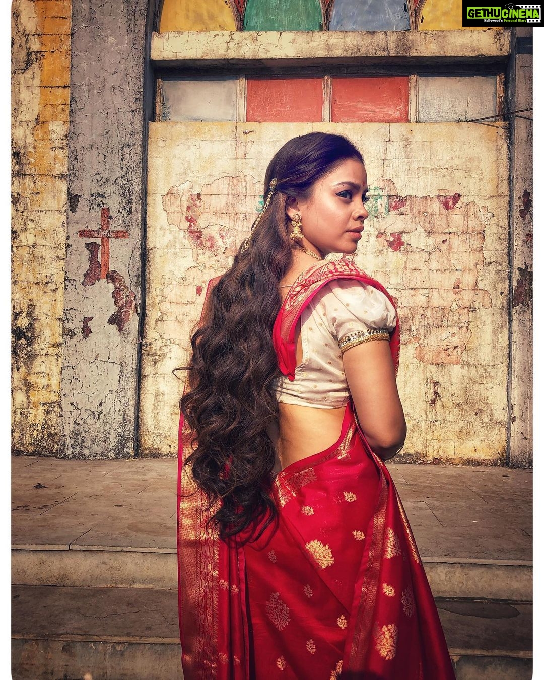 Sumona Chakravarti Instagram - iktu mishti doi please.... & a bangla chobi maybe.... 😉🤓 . . . Mua: @rameshpanda.mua Hair: @hairbyshardajadhav
