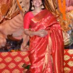 Sumona Chakravarti Instagram – #nationalhandloomday
Let’s celebrate & support our artisans, weavers & rich textiles.
My love for sarees – the jamdani to dhakai to linens to benarasis to mul … i love them all.
Am so proud of my personal collection💜
#handmadeinindia #vocalforlocal #vocal4handmade @smritiiraniofficial #indiantextiles #savetheweave