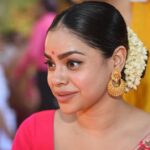 Sumona Chakravarti Instagram – I miss wearing my favourite attire – SAREE 💗💗💗
N this is my favourite look in one of my fav Benarasi 😍 from my personal collection.
Can’t wait to wear it again…
🐞🦋🐝
.
.
#sareelove #6yardsofelegance #sareenotsorry #sareeaddict