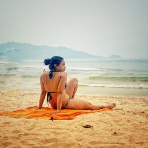 Sumona Chakravarti Instagram - Missing the 🌊 🌞 & sand! .
🏖 🏝