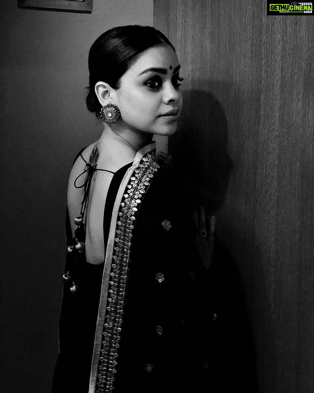 Sumona Chakravarti Instagram - Yeh Jo Gehre Sannate Hain Waqt Ne Sabko Hi Baatey Hain Thoda Ghum Hai Sabka Kissa Thodi Dhoop Hai Sabka Hissa Aankh Teri Bekaar Hi Nam Hai Har Pal Ek Naya Mausam Hai Kyun Tu Aise Pal Khota Hai Dil Aakhir Tu Kyu Rota Hai 🔲 🔳 ~Zindagi na milegi dobara!