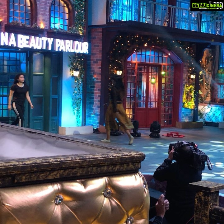 Sumona Chakravarti Instagram - Dancing shoes on ... 💃🏼 . . #thekapilsharmashow #bts #havefeetwilldance
