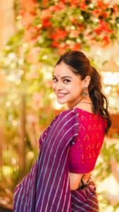 Sumona Chakravarti Instagram - Welcome Back - “KAPIL KI BIWI aka BINDU” 💗 Trying to make Bindu look pretty always @rameshpanda.mua & @hairbysharda 🙏🏻🤞🏽🪬 1 Day to go. Starting 10th Sept 2022 Every Sat & Sun 2130 hours IST only on SONY TV. #thekapilsharmashow 🧿💙 @banijayasia @sonytvofficial