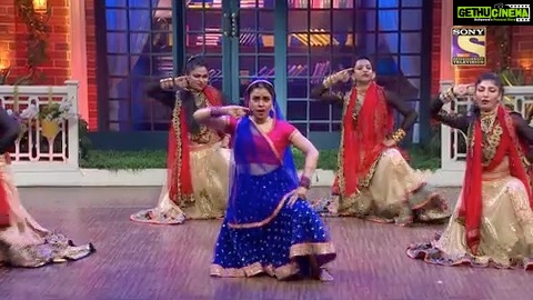 Sumona Chakravarti Instagram - Throwback to my most favourite tribute till date.... 🧚🏼♀️🌺 . . #waheedarehman #ashaparekh #helen #thekapilsharmashow