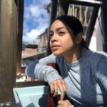 Sumona Chakravarti Instagram - Even for me life had its gleams of sunshine. Charlotte Brontë, Jane Eyre . . #wintersun #wintersunshine #tawangdiaries ☀️🌞🌝 Tawang