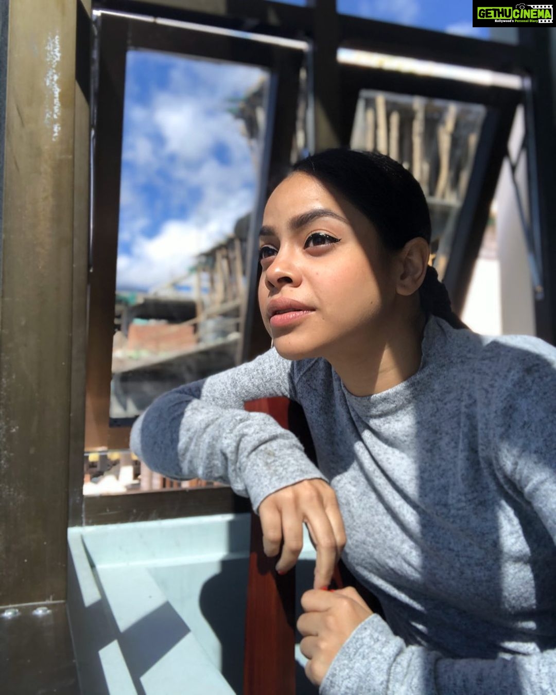 Sumona Chakravarti Instagram - Even for me life had its gleams of sunshine. Charlotte Brontë, Jane Eyre . . #wintersun #wintersunshine #tawangdiaries ☀️🌞🌝 Tawang