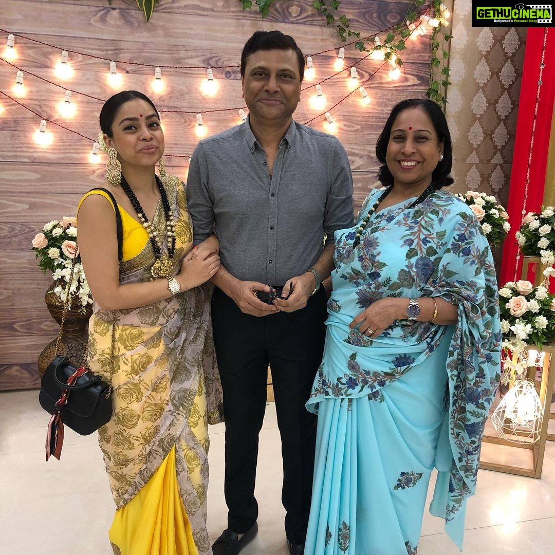 Sumona Chakravarti Instagram - Awkward smiling family photo always.... 😬😬 . Happy Diwali / Shubho Kali Pujo from us to you 🔆 . . We miss u @thechefwillnowseeyou ♥️