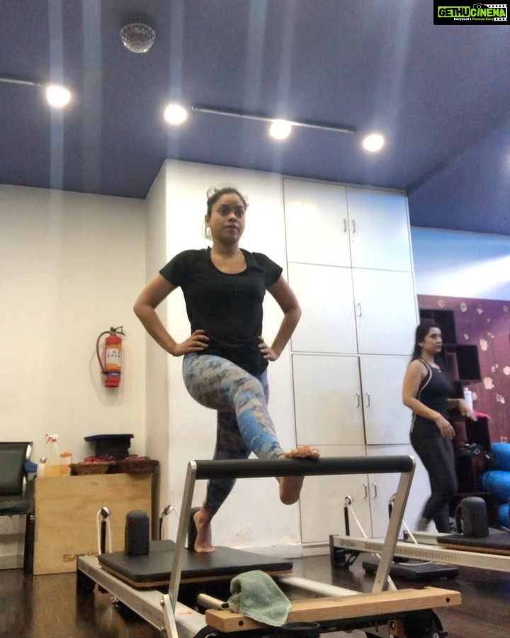 Sumona Chakravarti Instagram - My kinda Monday Blues!!! After an hour of intense workout, with trembling legs.... its all STRETCH & SPLIT on 1 red spring! Thank u @ruchikishore2311 always pushing the boundaries! . #reformerpilates #pilatesgirl #workinprogress
