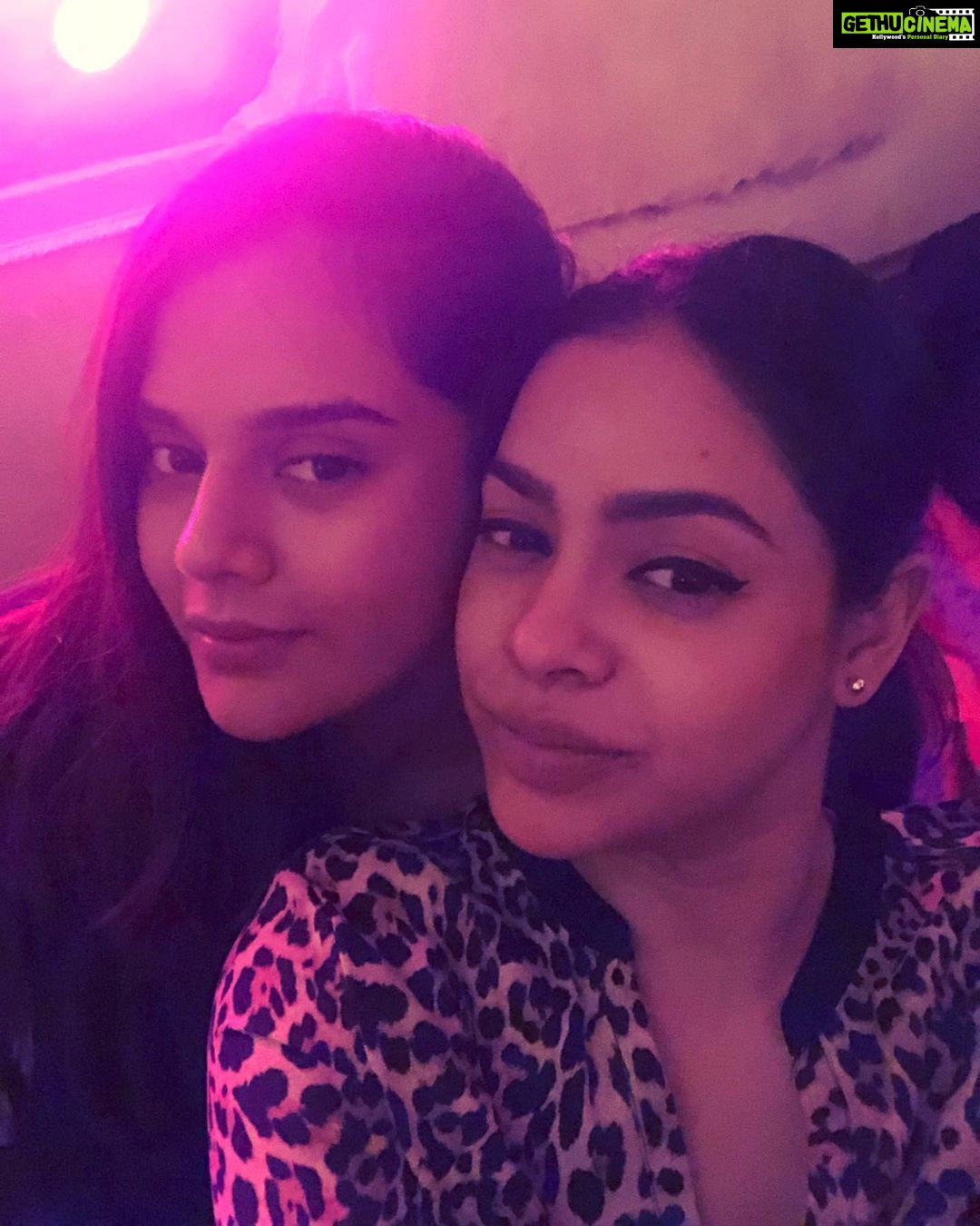 Sumona Chakravarti Instagram - From FYJC i.e 2004 & counting... Happy Birthday Applyciousππ To infinite date nights & love for asian food π£π₯π& Prosecco π₯ i love you to Pluto n back β₯οΈπ€π πΏ