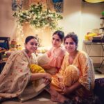 Sumona Chakravarti Instagram – Ganpati Bappa Morya 🌻
.
.
#NotWithoutMyTribe #FamJam
