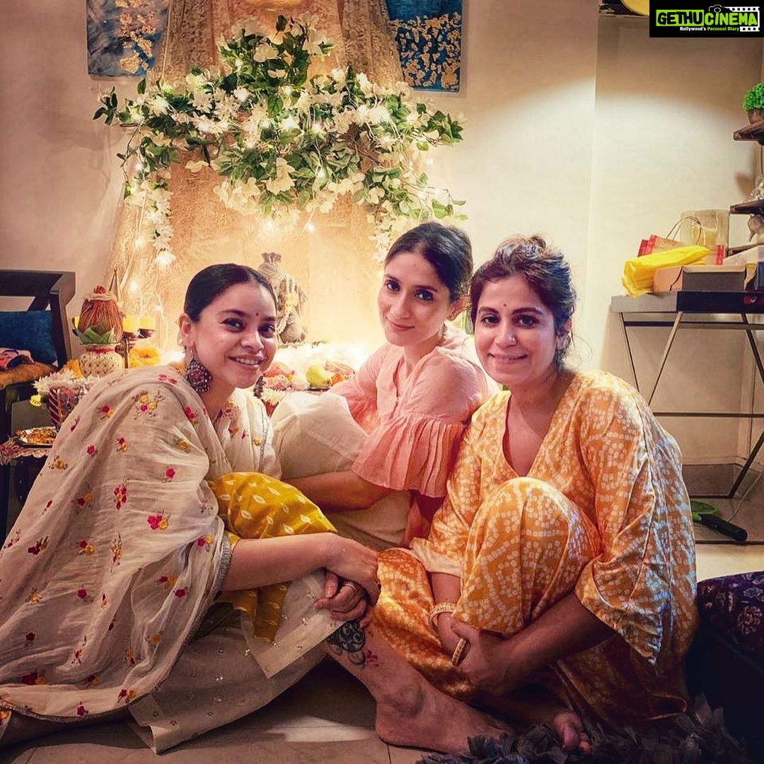 Sumona Chakravarti Instagram - Ganpati Bappa Morya 🌻 . . #NotWithoutMyTribe #FamJam