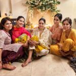 Sumona Chakravarti Instagram – Ganpati Bappa Morya 🌻
.
.
#NotWithoutMyTribe #FamJam