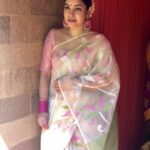 Sumona Chakravarti Instagram – #nationalhandloomday 
Let’s celebrate & support our artisans, weavers & rich textiles. 
My love for sarees – the jamdani to dhakai to linens to benarasis to mul … i love them all. 
Am so proud of my personal collection💜
#handmadeinindia #vocalforlocal #vocal4handmade @smritiiraniofficial #indiantextiles #savetheweave
