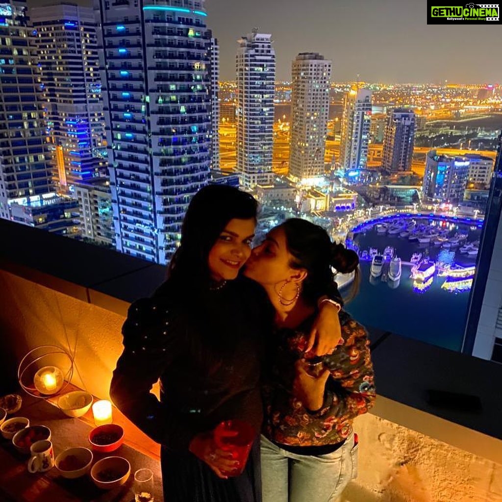 Sumona Chakravarti Instagram - Dubai Familia & Friends 💜☘️💚🌸