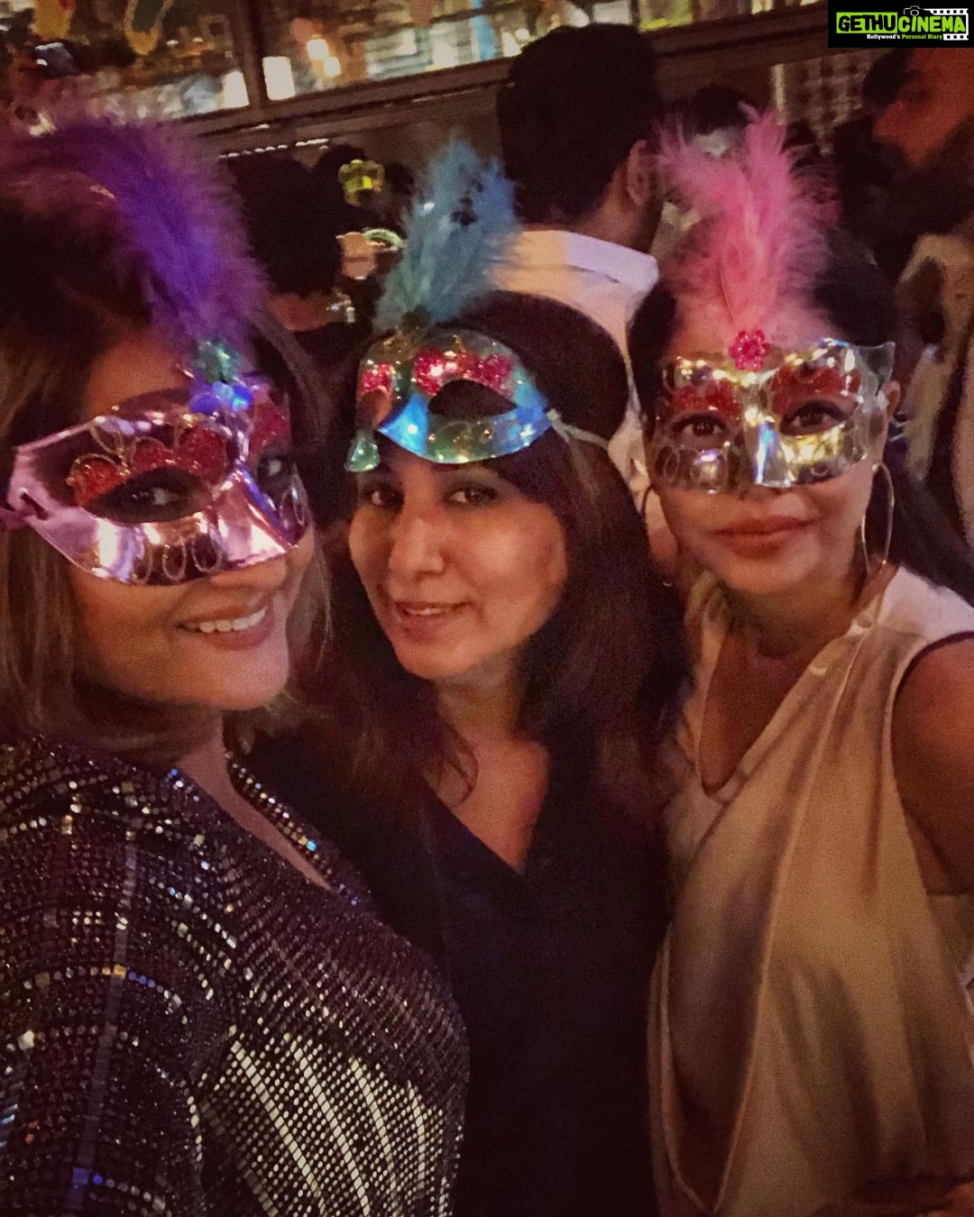 Sumona Chakravarti Instagram - Happy New Year from mine to yours π§πΌββοΈπ¦ππ¦πΈπ . . #happynewyear2020 Yazu