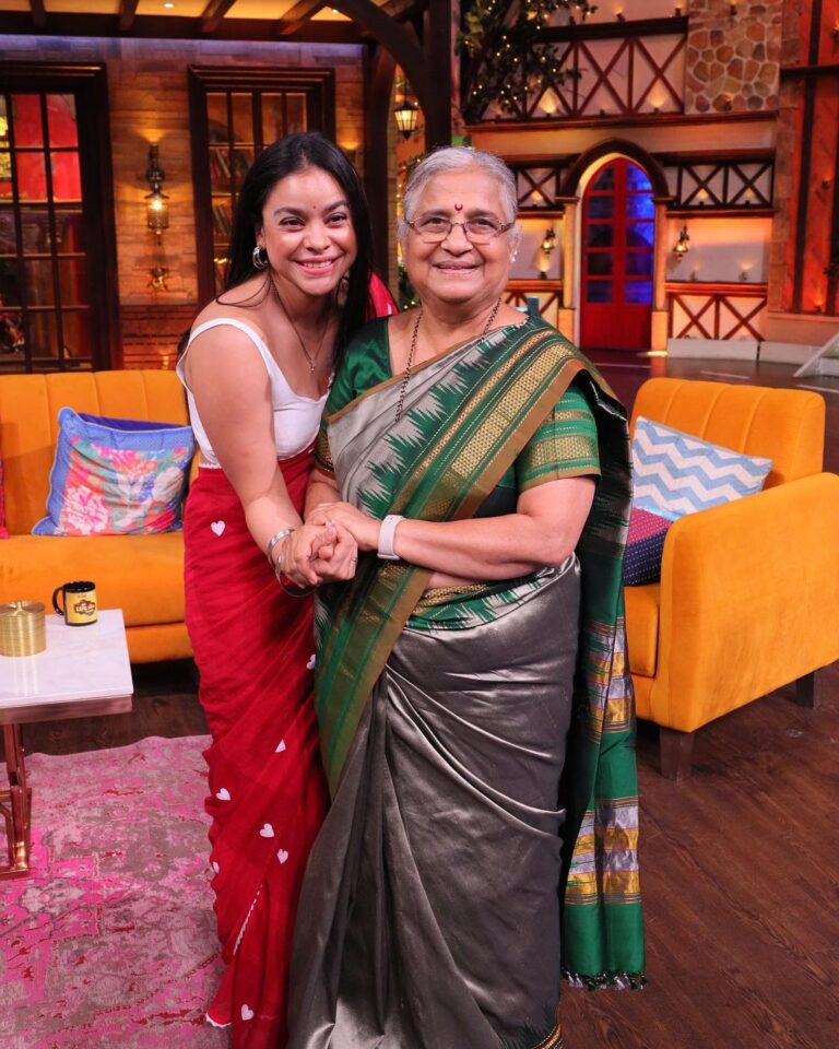 Sumona Chakravarti Instagram - It’s very rare when a guest on my show really and i mean genuinely touches my heart. I was so lucky to have met & shared a few moments with Sudha ma’am last evening on my set. Sudha ma’am- what an honour & a privilege to meet you. Your simplicity, humility & your humour has made me your lifetime admirer. The path that you have paved for the women in our country, all your philanthropy is so inspiring. Your smile, your laughter, your zest for life & not to forget your story telling is something that will stay with me forever. If my Nani was alive today, she would have been more or less her age. Honestly I thought i was hugging my nani. It was the same warmth & love that i felt; something no words can ever describe. Thank you for being you. Some souls come in to this world only to make it a better place. You’re truly one of them. ❣️ #thekapilsharmashow #sudhamurty #padmabhushan #infosys The Kapil Sharma Show