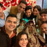 Sumona Chakravarti Instagram - Crazy Kolkata weekend it was.. From shaadi to reunions.. reliving old “ITC” days... how time flies! Heartiest congratulations Teji & Shreya 💜🥂💜