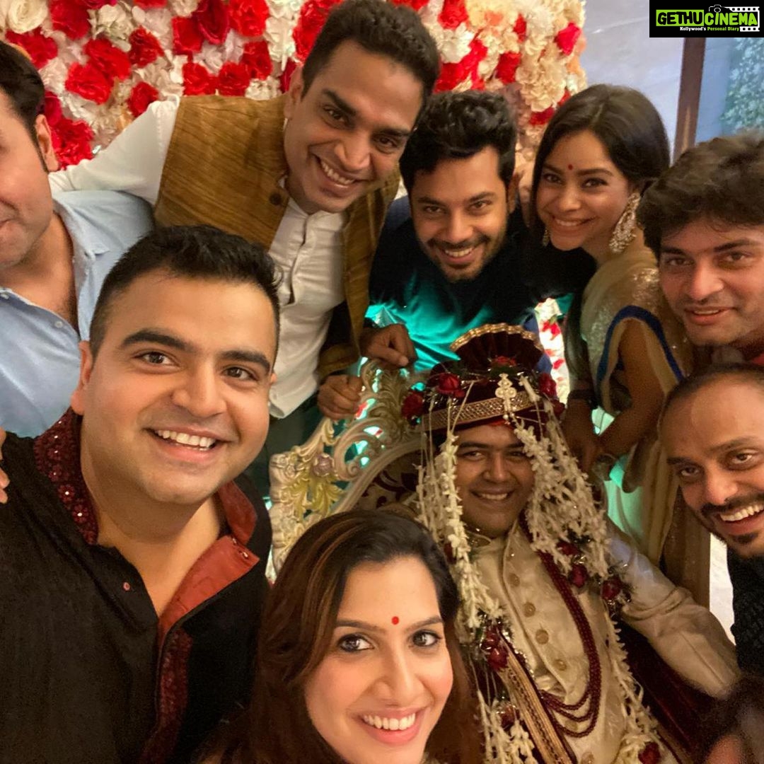 Sumona Chakravarti Instagram - Crazy Kolkata weekend it was.. From shaadi to reunions.. reliving old βITCβ days... how time flies! Heartiest congratulations Teji & Shreya ππ₯π