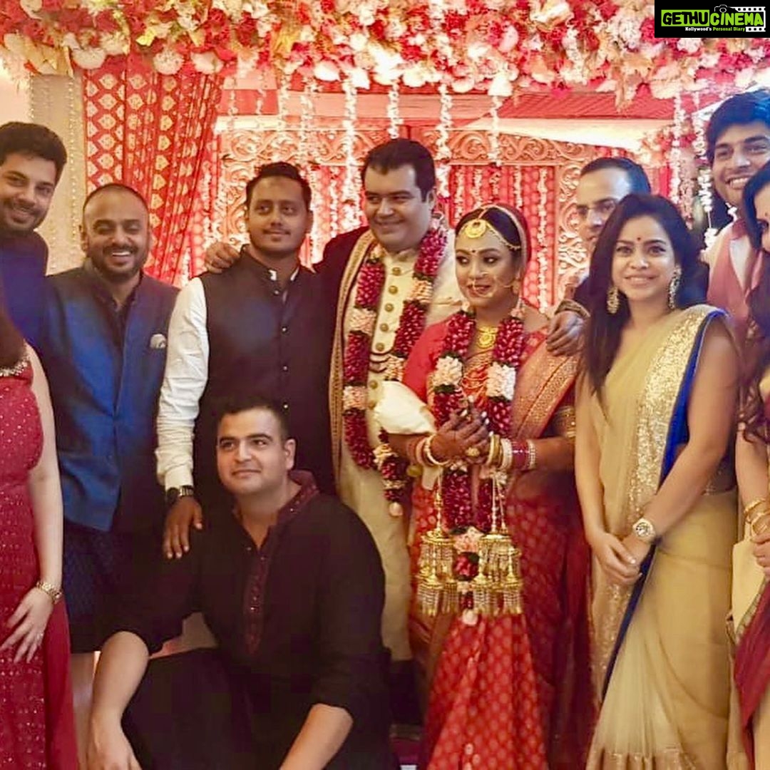 Sumona Chakravarti Instagram - Crazy Kolkata weekend it was.. From shaadi to reunions.. reliving old βITCβ days... how time flies! Heartiest congratulations Teji & Shreya ππ₯π