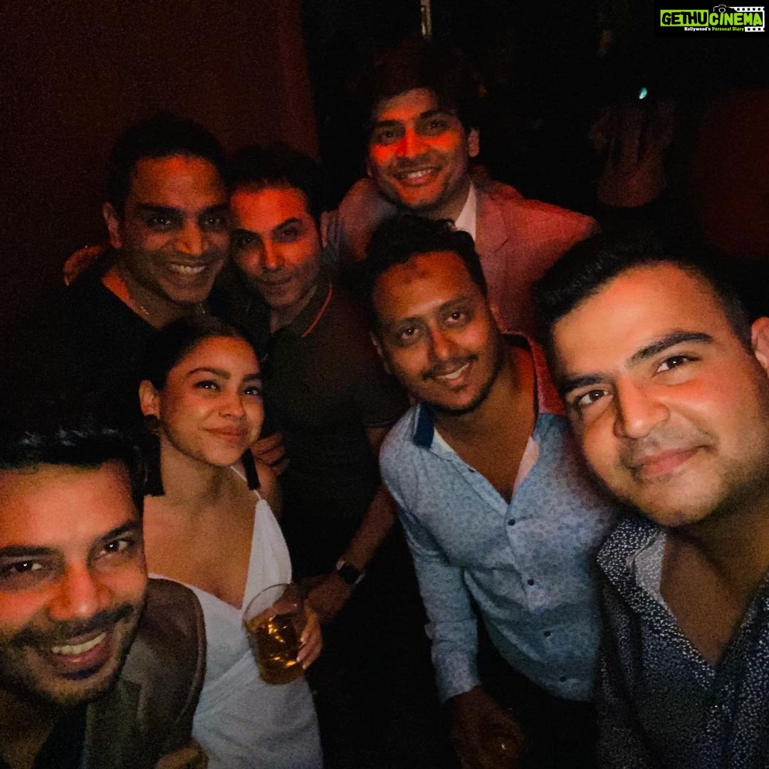 Sumona Chakravarti Instagram - Crazy Kolkata weekend it was.. From shaadi to reunions.. reliving old βITCβ days... how time flies! Heartiest congratulations Teji & Shreya ππ₯π