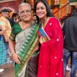Sumona Chakravarti Instagram - It’s very rare when a guest on my show really and i mean genuinely touches my heart. I was so lucky to have met & shared a few moments with Sudha ma’am last evening on my set. Sudha ma’am- what an honour & a privilege to meet you. Your simplicity, humility & your humour has made me your lifetime admirer. The path that you have paved for the women in our country, all your philanthropy is so inspiring. Your smile, your laughter, your zest for life & not to forget your story telling is something that will stay with me forever. If my Nani was alive today, she would have been more or less her age. Honestly I thought i was hugging my nani. It was the same warmth & love that i felt; something no words can ever describe. Thank you for being you. Some souls come in to this world only to make it a better place. You’re truly one of them. ❣️ #thekapilsharmashow #sudhamurty #padmabhushan #infosys The Kapil Sharma Show