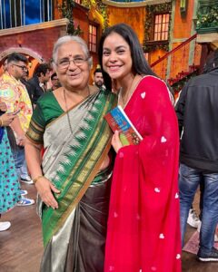 Sumona Chakravarti Instagram - It’s very rare when a guest on my show really and i mean genuinely touches my heart. I was so lucky to have met & shared a few moments with Sudha ma’am last evening on my set. 

Sudha ma’am-  what an honour & a privilege to meet you. Your simplicity, humility & your humour has made me your lifetime admirer. The path that you have paved for the women in our country, all your philanthropy is so inspiring. 
Your smile, your laughter, your zest for life & not to forget your story telling is something that will stay with me forever. 

If my Nani was alive today, she would have been more or less her age. 
Honestly I thought i was hugging my nani. It was the same warmth & love that i felt; something no words can ever describe. 
Thank you for being you. 
Some souls come in to this world only to make it a better place. You’re truly one of them.
❣️

#thekapilsharmashow #sudhamurty #padmabhushan #infosys