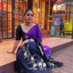 Sumona Chakravarti Instagram - Saree, which in Sanskrit means “strip of fabric,” is more than simply an unstitched piece of cloth. For #thekapilsharmashow #tkss Wearing: @justchiffons Hair: @hairbysharda Make up: @rameshpanda.mua Stylist: @sacorina