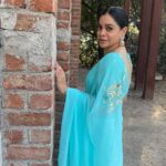 Sumona Chakravarti Instagram - Saree, which in Sanskrit means “strip of fabric,” is more than simply an unstitched piece of cloth. For #thekapilsharmashow #tkss Wearing: @justchiffons Hair: @hairbysharda Make up: @rameshpanda.mua Stylist: @sacorina