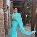 Sumona Chakravarti Instagram - Saree, which in Sanskrit means “strip of fabric,” is more than simply an unstitched piece of cloth. For #thekapilsharmashow #tkss Wearing: @justchiffons Hair: @hairbysharda Make up: @rameshpanda.mua Stylist: @sacorina