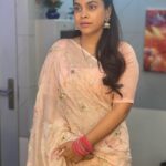 Sumona Chakravarti Instagram - Saree, which in Sanskrit means “strip of fabric,” is more than simply an unstitched piece of cloth. For #thekapilsharmashow #tkss Wearing: @justchiffons Hair: @hairbysharda Make up: @rameshpanda.mua Stylist: @sacorina