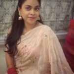 Sumona Chakravarti Instagram - Saree, which in Sanskrit means “strip of fabric,” is more than simply an unstitched piece of cloth. For #thekapilsharmashow #tkss Wearing: @justchiffons Hair: @hairbysharda Make up: @rameshpanda.mua Stylist: @sacorina