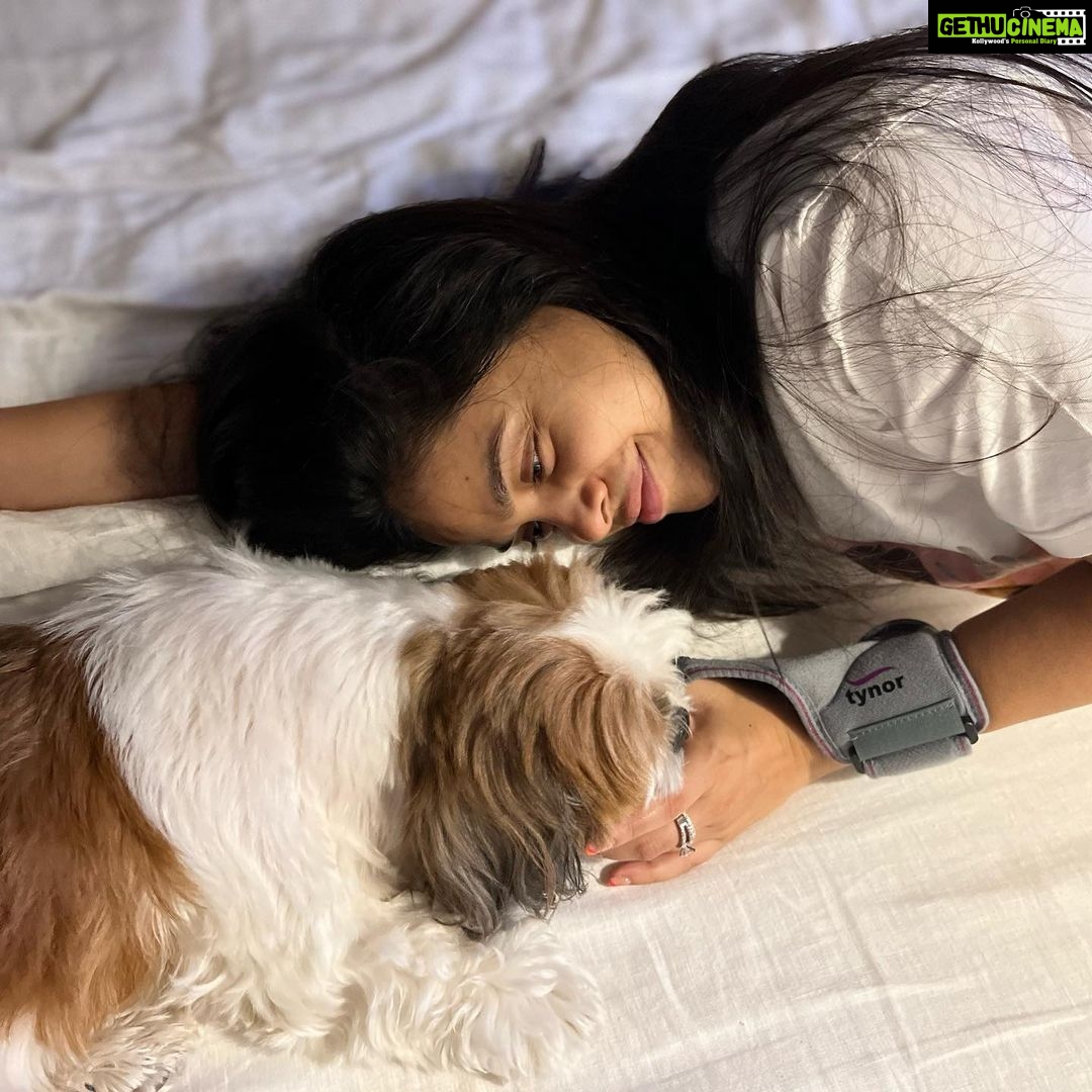 Sumona Chakravarti Instagram - Bubbles 💔 After 4 days of fighting with all her might, we lost the battle. Bubbles left us last evening 7th Feb’23 at 7pm to join her brother Rooney in heaven. You never think the last time is the last time. You think there’ll be more. You think you have forever, but you don’t. In a span of 2 yrs i have lost both my babies. Is there a term for a parent who loses their child? We have orphan, widow, widower… but nothing for a parent. No word to describe at all…???? How much grief can one live with? Not every heartache heals. Time will not heal this wound, it will only push me to live with this emptiness & hollowness till my last breath. Now you & Rooney can cause mayhem wherever u two are, & know that i love you both. Be happy & naughty wherever you are. Om shanti 🤍🕊️ ♥️♥️♥️ P.s Dr Karkare & his team @happytailsworld thank you for not giving up on bubbles. Thank you for being there for her always. 🙏🏻
