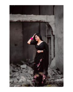 Sumona Chakravarti Instagram - Less perfection. More authenticity.
🖤💚

For #thekapilsharmashow #tkss 
Wearing: @justchiffons 
Hair: @hairbysharda 
Make up: @rameshpanda.mua & @sonamvaghani.mua 
Stylist: @sacorina