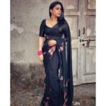 Sumona Chakravarti Instagram - Less perfection. More authenticity. 🖤💚 For #thekapilsharmashow #tkss Wearing: @justchiffons Hair: @hairbysharda Make up: @rameshpanda.mua & @sonamvaghani.mua Stylist: @sacorina