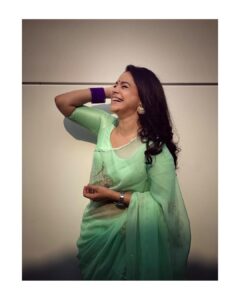 Sumona Chakravarti Instagram - Less perfection. More authenticity.
🖤💚

For #thekapilsharmashow #tkss 
Wearing: @justchiffons 
Hair: @hairbysharda 
Make up: @rameshpanda.mua & @sonamvaghani.mua 
Stylist: @sacorina