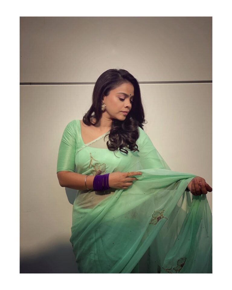 Sumona Chakravarti Instagram - Less perfection. More authenticity. 🖤💚 For #thekapilsharmashow #tkss Wearing: @justchiffons Hair: @hairbysharda Make up: @rameshpanda.mua & @sonamvaghani.mua Stylist: @sacorina