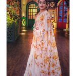 Sumona Chakravarti Instagram - My only competition when I’m looking in the mirror! 💛 For #thekapilsharmashow Hair : @hairbysharda Make up: @rameshpanda.mua Stylist: @sacorina Wearing: @navyasabyliva
