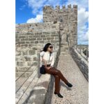 Sumona Chakravarti Instagram - Ended 2022 with the most spectacular sunrise of the year in a hot air balloon flight at 650 meters high & -1 degree 🥶 From freezing Cappadocia to the sunny cold weather in Bodrum! Thank you Universe for the experience & the memories 💞🧿💞 Part 1/2 #TurkeyDiaries #iphonephotography #hotairballoon Türkiye