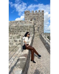 Sumona Chakravarti Instagram - Ended 2022 with the most spectacular sunrise of the year in a hot air balloon flight at 650 meters high & -1 degree 🥶 

From freezing Cappadocia to the sunny cold weather in Bodrum! 
Thank you Universe for the experience & the memories 💞🧿💞

Part 1/2

#TurkeyDiaries #iphonephotography #hotairballoon