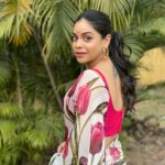 Sumona Chakravarti Instagram - “The choices you make when you think you have no choices defines who you are” - Peaky Blinder 🌺 For #thekapilsharmashow #tkss Wearing : @phoolmatijaipur Make up : @rameshpanda.mua & @sonamvaghani Hair : @hairbysharda & @salunkhevaishali Styled by : @sacorina
