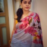 Sumona Chakravarti Instagram - “The choices you make when you think you have no choices defines who you are” - Peaky Blinder 🌺 For #thekapilsharmashow #tkss Wearing : @phoolmatijaipur Make up : @rameshpanda.mua & @sonamvaghani Hair : @hairbysharda & @salunkhevaishali Styled by : @sacorina