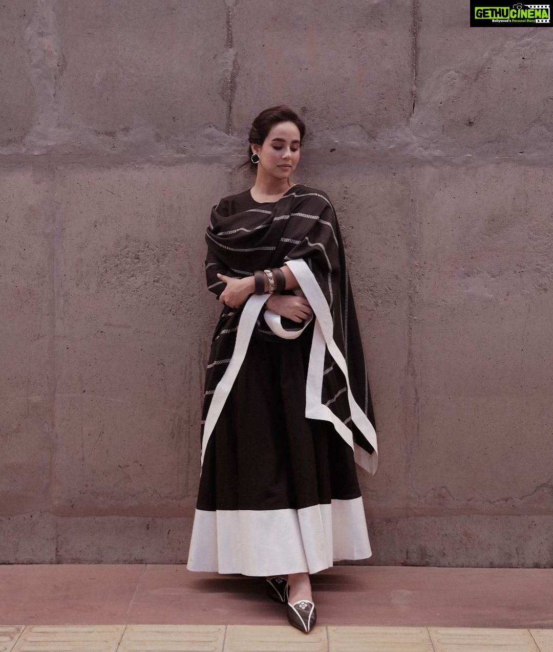Sunanda Sharma Instagram - "ankhein thi jo keh gayi sab kuch, lafz hote to mukar gaye hote.” . . Wearing @ampmfashions ♠️ Styling and captured by @bhwdp 🕊