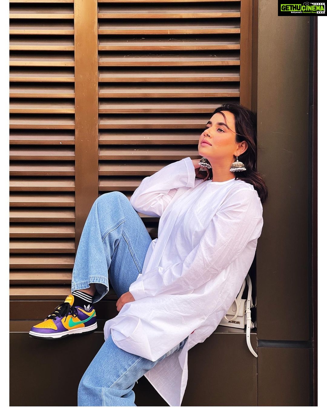 Sunanda Sharma Instagram - "wafa mard ya aurat me nahi hoti hai, wafa fitrat aur tarbiyat mein hoti hai." . . محترم یوسف بشیر قریشی صاحب ۔ میرے لئے اعزاز ہے کہ میں YBQ ڈیزائین پہن رہی ہوں۔ اور جو دعا آپ نے لکھ کر مجھے بھیجی ہے ایسی دعائیں قسمت والوں کو ملا کرتی ہیں ۔ رب سچا آپ پر ہر دم اپنی مِہربانیاں رکھے ۔ بہت بہت شکریہ اور دعائیں ! @ybq.designstudios 🤍